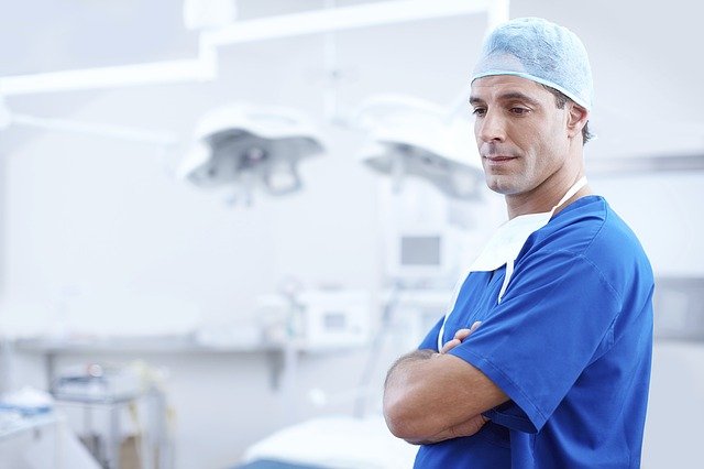 dentista při zákroku
