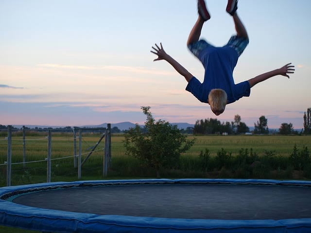 modrá trampolína